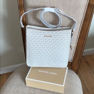 Sale🎁 Michael Kors Jet Set Travel Messenger bag